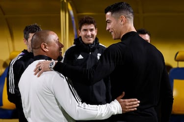 El delantero portugués del Al Nassr FC, Cristiano Ronaldo, saluda a Roberto Carlos. 