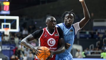 Jilson Bango (i), pívot angoleño del Casademont Zaragoza, entra a canasta ante Sekou Doumbouya (d), alero francés del MoraBanc Andorra, durante el partido de la décima jornada de la Liga Endesa que disputan Morabanc Andorra y Casademont Zaragoza hoy sábado en el Poliesportiu d'Andorra.