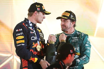 Verstappen y Alonso brindan en el podio de Bahréin en presencia de Pérez.
