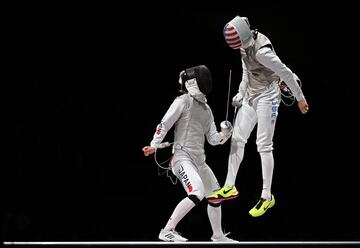 El japonés Kyosuke Matsuyama compite contra el estadounidense Alexander Massialas en la pelea por la medalla de bronce en florete del equipo masculino durante los Juegos Olímpicos de Tokio 2020