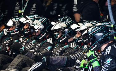 Los mecánicos del piloto italiano de Mercedes, Kimi Antonelli, permanecen en boxes durante el Gran Premio de Japón de Fórmula 1 en el circuito de Suzuka.