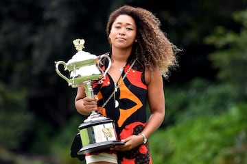 La tenista japonesa ha posado ante los medios gr¨¢ficos con el trofeo del Open de Australia. Naomi Osaka se proclam¨® campeona tras vencer por 6-4 y 6-3 en 71 minutos a Jennifer Brady en la final del Open de Australia.