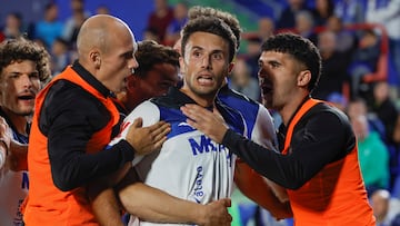 GETAFE, 24/09/2025.- Los jugadores del Alavés celebran el primer gol del equipo vitoriano durante el encuentro correspondiente a la sexta jornada de Laliga EA Sports que disputan hoy miércoles Getafe y Alavés en el Coliseum de la localidad madrileña. EFE / Zipi Aragón.