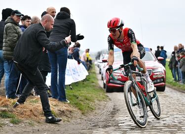 Miles Scotson, de Australia, compite en la 122.ª edición de París-Roubaix 2025.