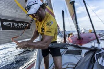 Abu Dhabi Ocean Racing. Cambio de velas de proa de "Azzam" con Lucas Parkinson