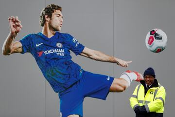 Divertida imagen de un cartel del Chelsea y un miembro de seguridad. 