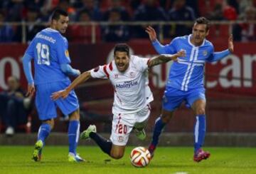 Vitolo, Miral Samardzic y Marko Vesovic