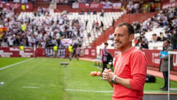 El entrenador del Albacete Alberto González, antes del partido ante el Granada en el Carlos Belmonte