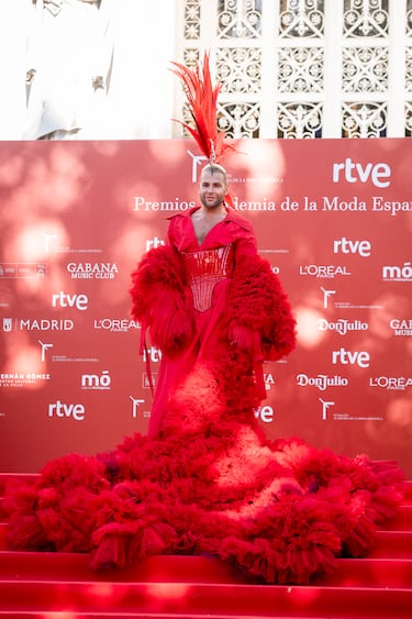 El diseñador Eduardo Navarrete posa en la alfombra roja de la Primera edición de los Premios de la Academia de la Moda Española.