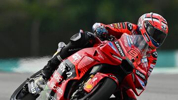 Michele Pirro con la Ducati de Marc Márquez en el shakedown de MotoGP en Malasia.