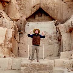 Un reconocido youtuber se adentra en las pirámides de Egipto y sorprende una misteriosa inscripción de más de cuatro milenios de antigüedad