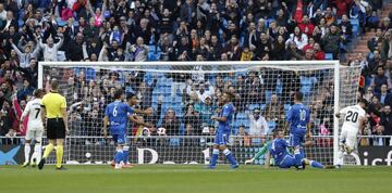 El jugador del Real Madrid Asensio marca el 1-0 al Melilla. 