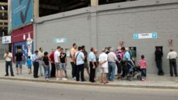Colas en el estadio del Levante.