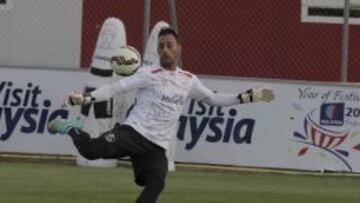 Beto golpea el balón durante un entrenamiento.