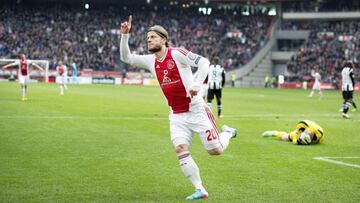 Lasse Schonecelebra su gol contra el Heracles.