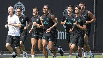 LAX107. LOS ÁNGELES (EE.UU.), 16/07/2017.- Los jugadores del Real Madrid entrenan en el campus de la Universidad de California en Los Ángeles (UCLA) hoy, domingo 16 de julio de 2017, en Los Ángeles (EE.UU.). Real Madrid se encuentra en territorio estadounidense para realizar su pretemporada, donde participará en la Copa Internacional de Campeones 2017. EFE/Saalik Khan