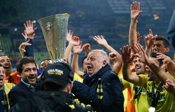 Jos Manuel Llaneza, el eterno vicepresidente, pasar a la historia como el arquitecto del actual Villarreal CF, junto al presidente y no menos histrico Fernando Roig. Entre ambos lograron llevar al club castellonense a las cotas ms altas. Y eso incluye la participacin en la Champions League, donde casi se obr el milagro la pasada temporada en semifinales ante el Liverpool y en 2006 ante el Arsenal. Entre ambos condujeron al equipo desde la Segunda Divisin hasta hacerle campen de la Europa League en la temporada 2020-21. Llaneza lleg a la entidad en 1994 y desempe? las labores de gerente, consejero delegado y vicepresidente. Falleci el 20 de octubre, a los 74 a?os de edad.