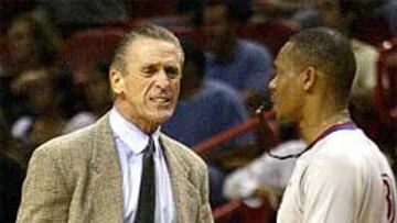 <b>PROBLEMAS CON LOS ÁRBITROS. </b>Pat Riley discute con Michael Smith, uno de los árbitros del partido que enfrentó a los Miami Heat contra los New York Knicks