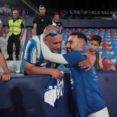 Óscar Téllez y la camiseta de Abde Rebbach