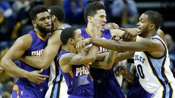 (De izquierda a derecha): Alan Williams, Brandan Wright, Tyler Ullis y Devin Booker junto a Troy Daniels.