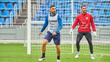 José León y Juan Soriano, durante el entrenamiento de ayer en el Heliodoro.