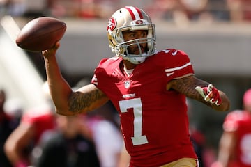 A pesar de haber llevado a los 49’s de San Francisco a un Super Bowl, el estilo del mariscal de campo no es el más normal para un quarterback de la NFL. Kapernick por momentos luce muy seguro y con grandes pases, sin embargo, luego muestra su lado flaco, con pases realmente muy extraños e imprecisos.