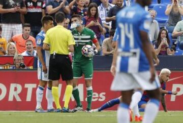 Los jugadores del Leganés protestan el penalti a De Burgos Bengoetxea. 