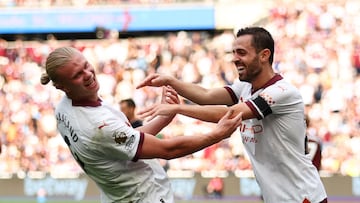 Erling Haaland y Bernardo Silva, jugadores del Manchester City, celebran el ¨²ltimo gol anotado ante el West Ham.