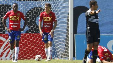 Pernía celebra un gol en el partido entre Deportes Iquique y Unión Española de la octava fecha en Cavancha.