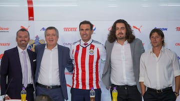 Amaury Vergara y José Luis Higuera, hace unos años, en la presentación de Francisco Gabriel de Anda como director deportivo de Chivas