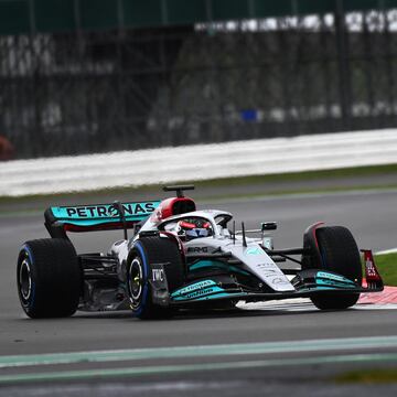La escudería alemana presentó el monoplaza que pilotarán Lewis Hamilton y George Russell. Destaca el color plateado del bólido. Vuelven las flechas de plata a la F1.