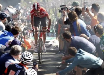 Un ciclista a su paso hoy por el Alto de La Antigua, en la localidad guipuzcoana de Zumarraga, durante la tercera etapa de la 55 edición de la Vuelta al País Vasco.