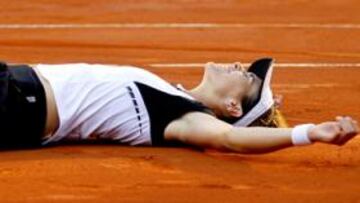 <b>FELICIDAD. </b>Pepa Martínez acaba de cerrar la final ante Jankovic con una soberbia volea. Ya campeona, se reboza en la tierra del Foro.