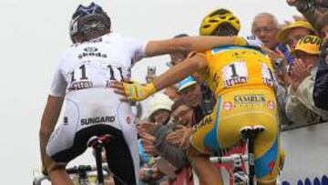 <b>TAN AMIGOS. </b>Contador y Andy Schleck, primero y segundo del Tour, entraron abrazados en la m¨ªtica cima del Tourmalet, donde el espa?ol no esprint¨® por el triunfo.