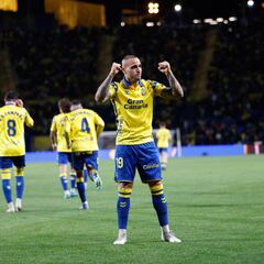 Sandro se hace grande de amarillo