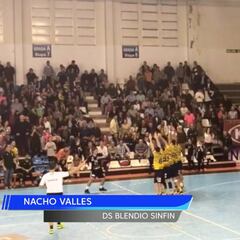 La proeza de la semana en balonmano: golpe franco para ganar y hace esto...