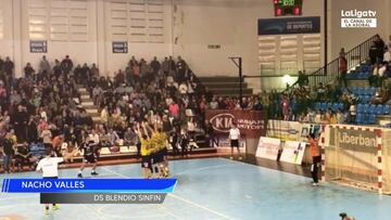 La proeza de la semana en balonmano: golpe franco para ganar y hace esto...