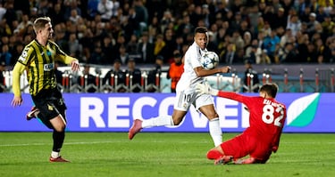 0-2. Thibaut Courtois saca una asistencia de un despeje para Kylian Mbappé, carrerón del 10 que anota en el mano a mano con Serkhan Kalmurza.