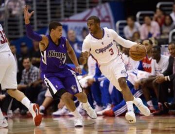 Chris Paul (3) mueve el balón ante Ray McCallum (3).
