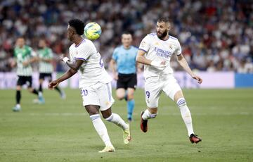 La 'espaldinha' de Vinicius. El brasile?o realiza un pase con la espalda para su compa?ero Karim Benzema.