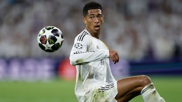 Real Madrid's English midfielder #05 Jude Bellingham controls the ball during the UEFA Champions League quarter final first leg football match between Real Madrid CF and FC Bayern Munich at Santiago Bernabeu Stadium in Madrid on April 7, 2026. (Photo by Oscar DEL POZO / AFP)
