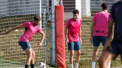 GRAFCAV2028. LEZAMA (BIZKAIA), 09/08/2023.- Javier Marton (i) golpea un balón durante el entrenamiento que el Athletic de Bilbao ha celebrado este miércoles, previo al debut liguero del sábado ante el Real Madrid en San Mames. EFE/Miguel Toña
