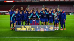 Homenaje a Leo Messi por el record de 767 partidos con el FC Barcelona. El astro argentino recibió una camiseta conmemorativa.