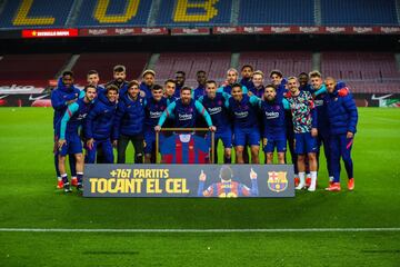 Homenaje a Leo Messi por el record de 767 partidos con el FC Barcelona. El astro argentino recibió una camiseta conmemorativa.