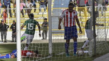 Bolivia's players celebrate after an own goal by Paraguay's Gustavo Gomez during their 2018 FIFA World Cup qualifier football match in La Paz, on November 15, 2016. / AFP PHOTO / AIZAR RALDES