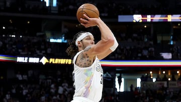 DENVER, COLORADO - MAY 15: Aaron Gordon lanza el balón durante el Juego 6 de la serie entre los Denver Nuggets y los Oklahoma City Thunder.