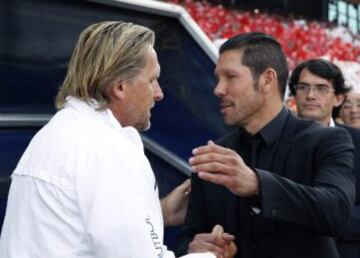 El entrenador argentino del Atlético de Madrid, Diego Simeone saluda al técnico alemán del Málaga, Bernd Schuster