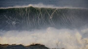 Eric Rebiere surfeando de derechas una ola gigante en Nazar&eacute; (Portugal).