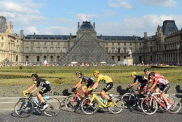 El pelotón a su paso por el Louvre.