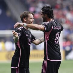 Taylor y Campana se disfrazan de Messi y Suárez en Canadá